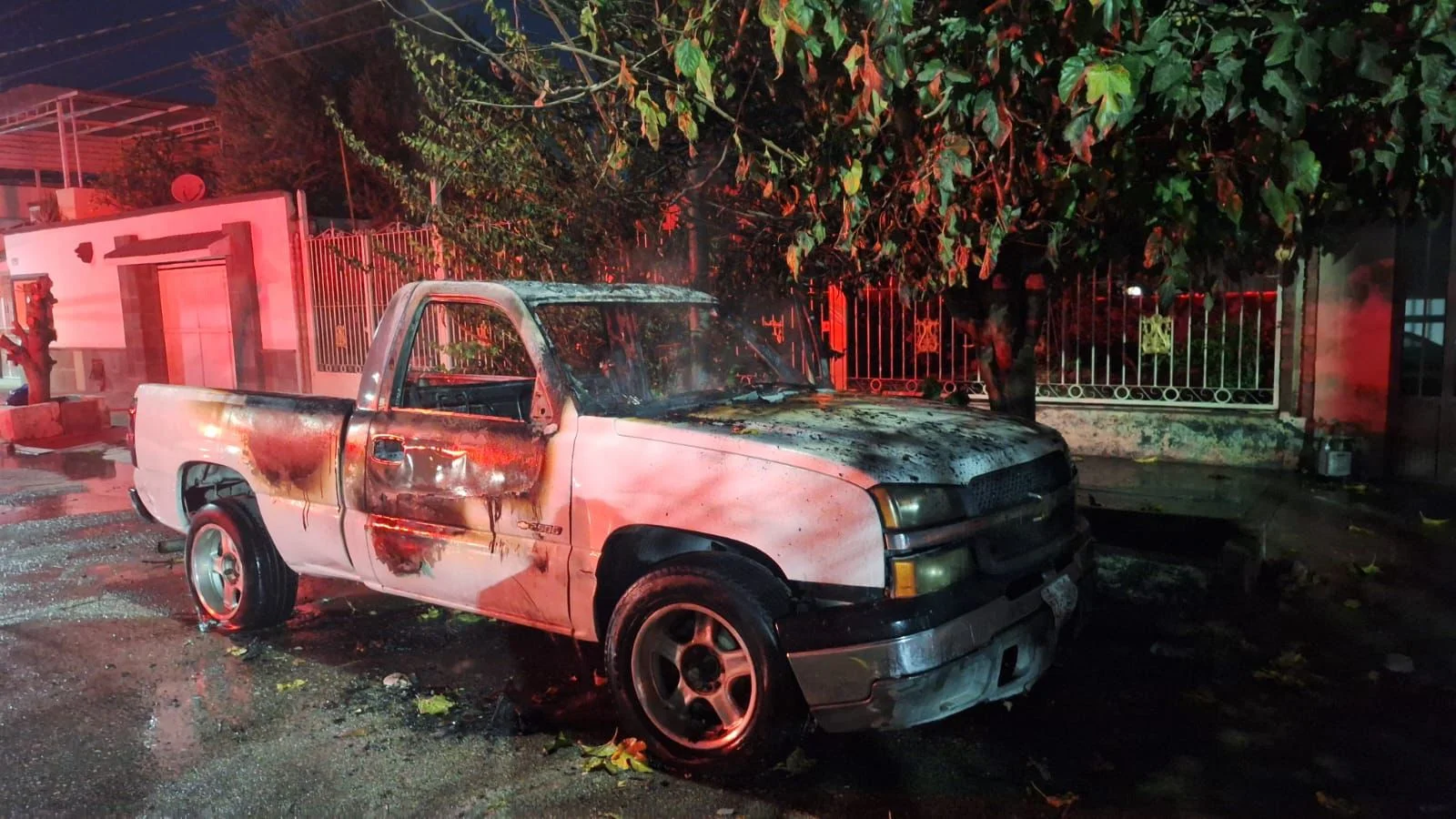 Incendios intencionales consumen dos vehículos en calles céntricas de Torreón. Autoridades investigan los hechos ocurridos en la última noche del año.