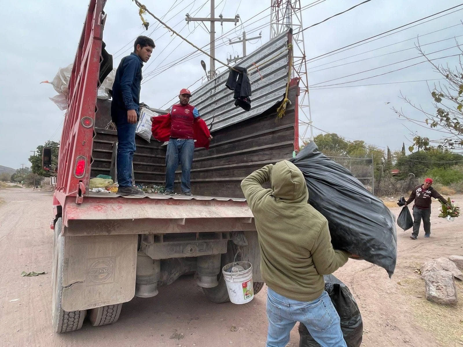 Operativo especial de recolección de basura en Villa Juárez atiende incremento de residuos por fiestas de fin de año. Servicios Públicos refuerza recorridos.