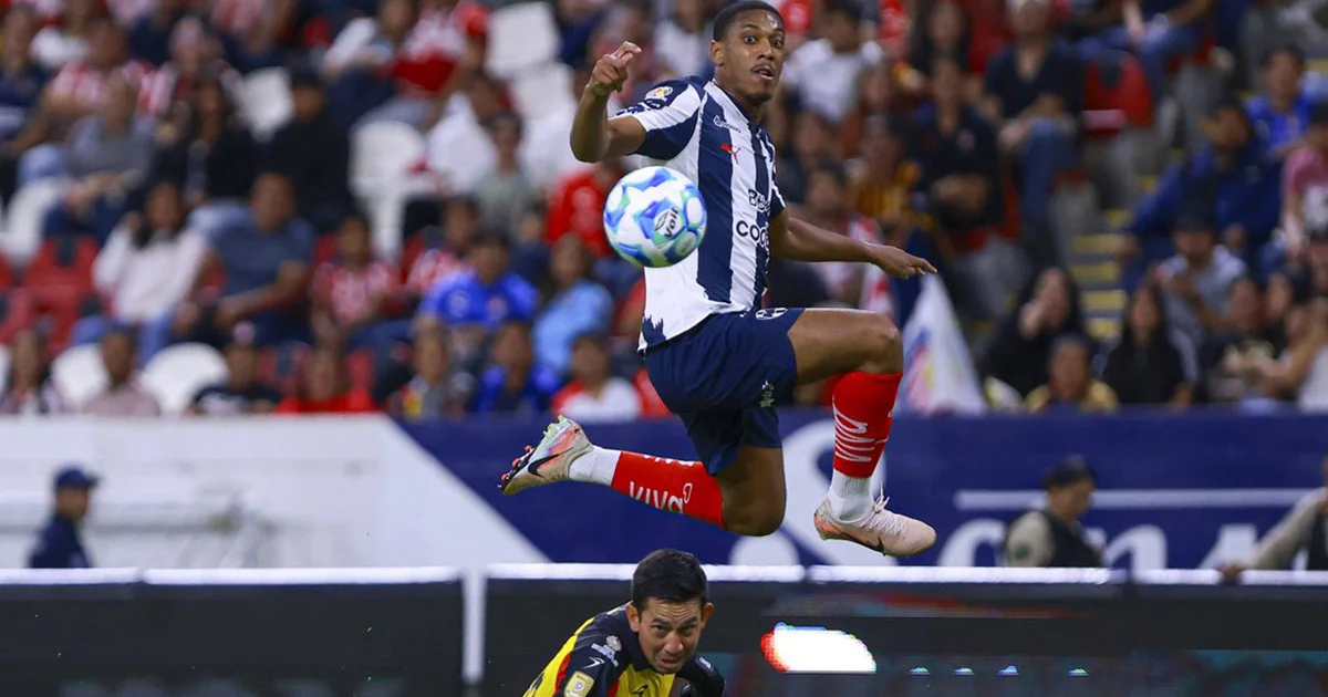 Anthony Martial marca su primer gol con Rayados ante Leones Negros