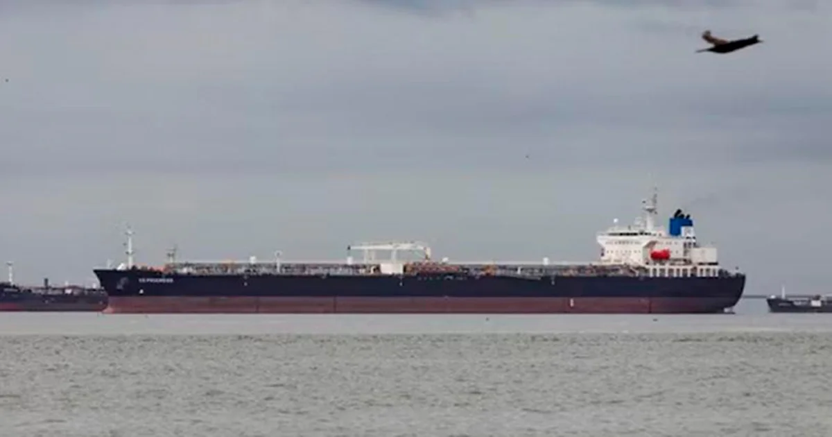 Trece embarcaciones transportan cerca de 12 millones de barriles de crudo y combustibles, con China como principal destino.