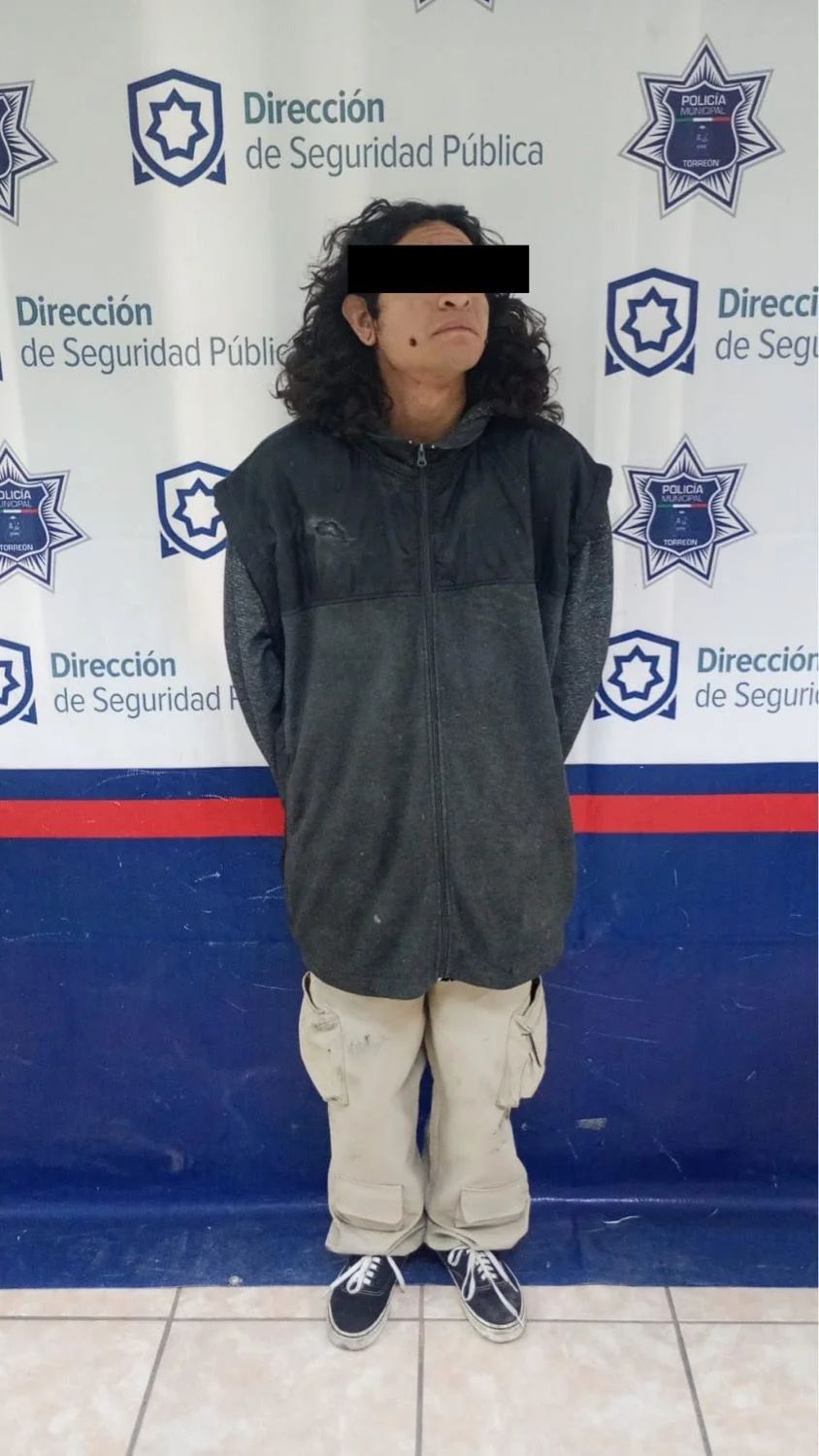 Incendia vehículo y es detenido por la policía en Torreón; hecho quedó grabado por cámaras de seguridad