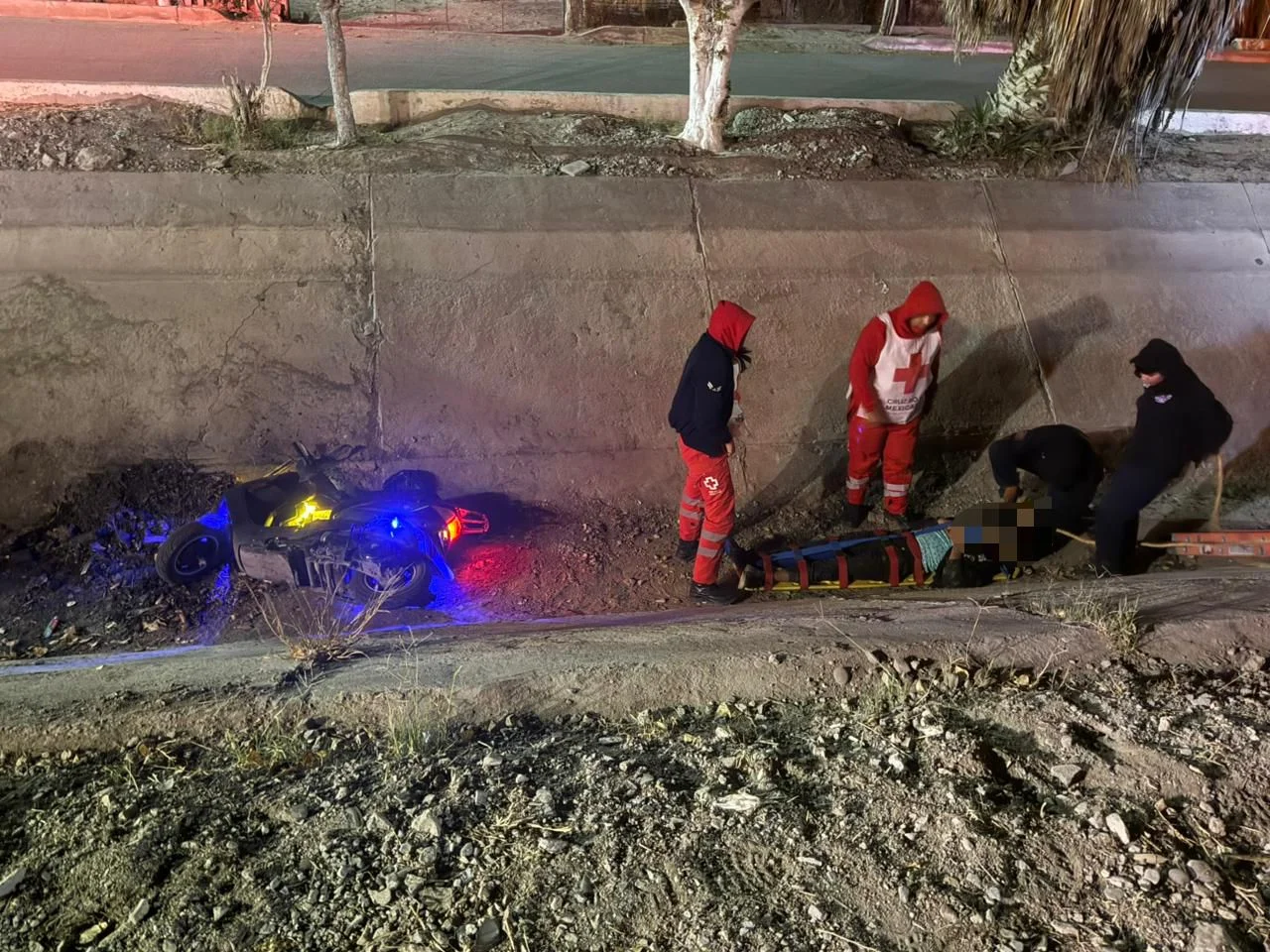 Motociclista sufre aparatoso accidente y cae a canal de riego en San Pedro, Coahuila. Fue rescatado con múltiples lesiones por cuerpos de emergencia.