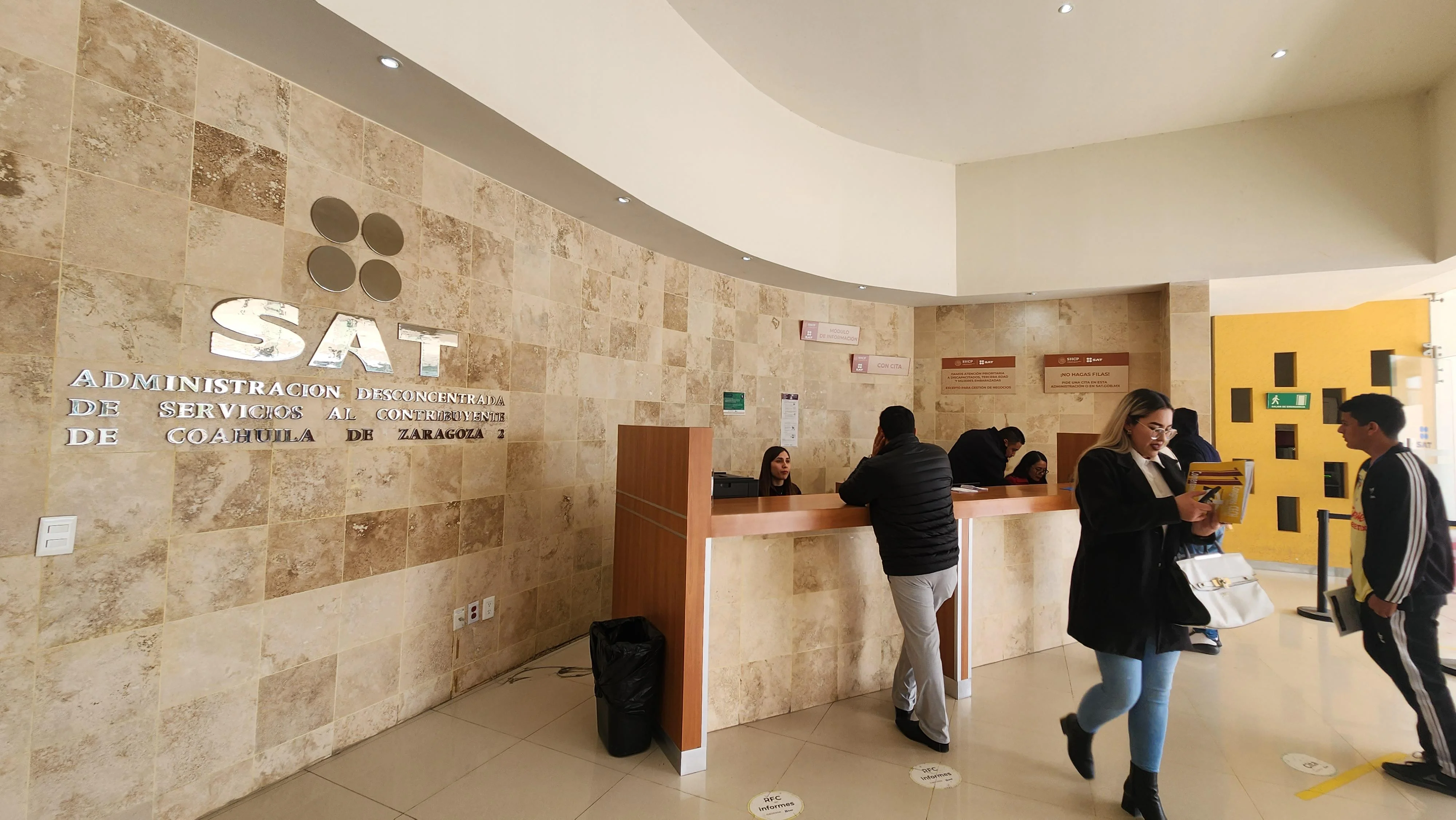 El SAT acerca sus trámites a la comunidad con una oficina móvil en la Universidad Iberoamericana Torreón. Servicios gratuitos como RFC y e.firma.