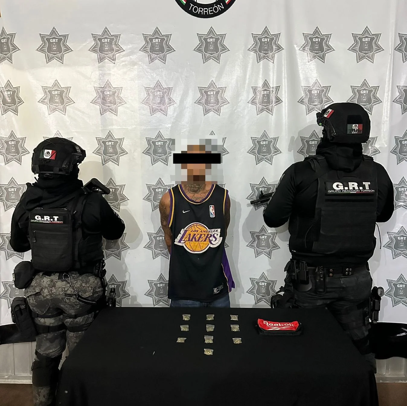 Agentes detienen a un hombre con 10 bolsas de marihuana en la colonia Zaragoza Sur de Torreón, tras una inspección preventiva.