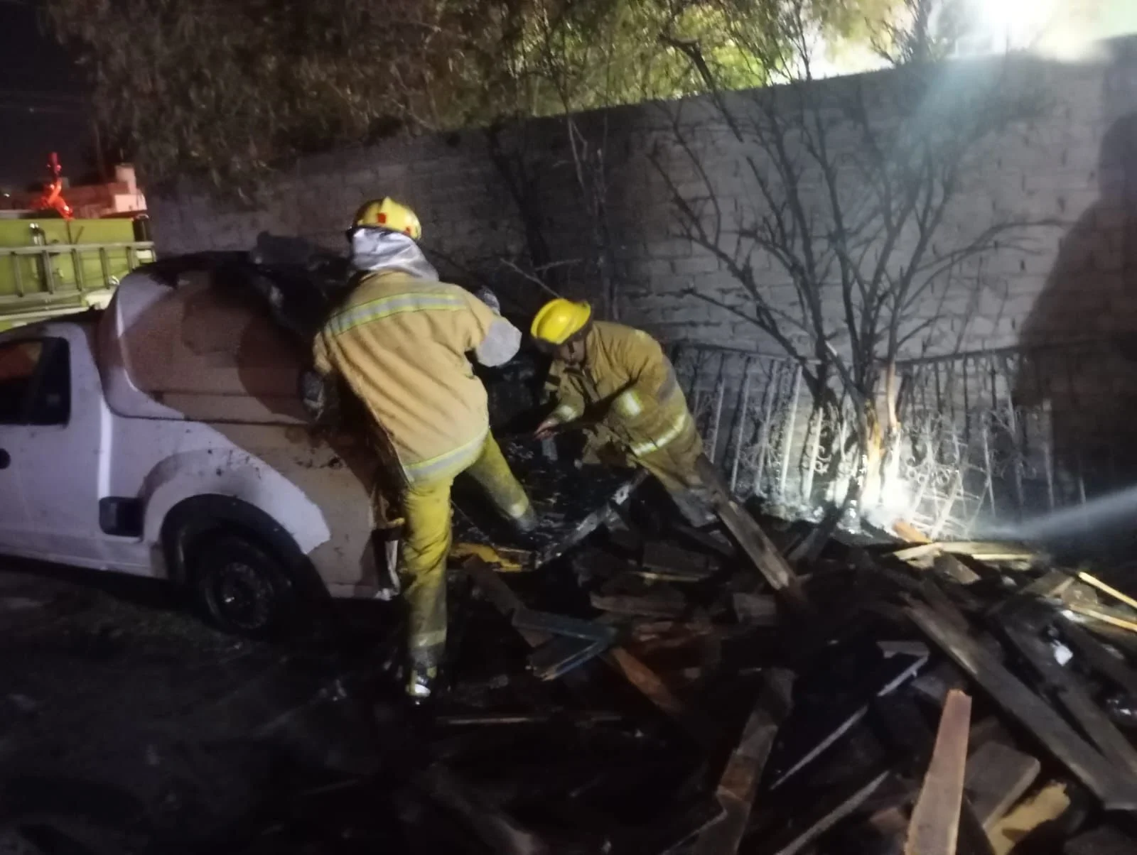 Bomberos sofocan incendio de camioneta que transportaba madera en Lerdo