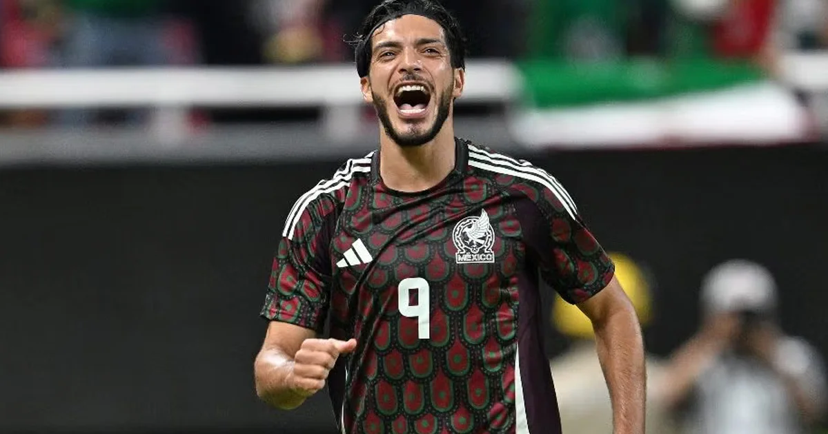 El atacante mexicano reveló que asume con responsabilidad su papel como referente dentro de la Selección Mexicana
