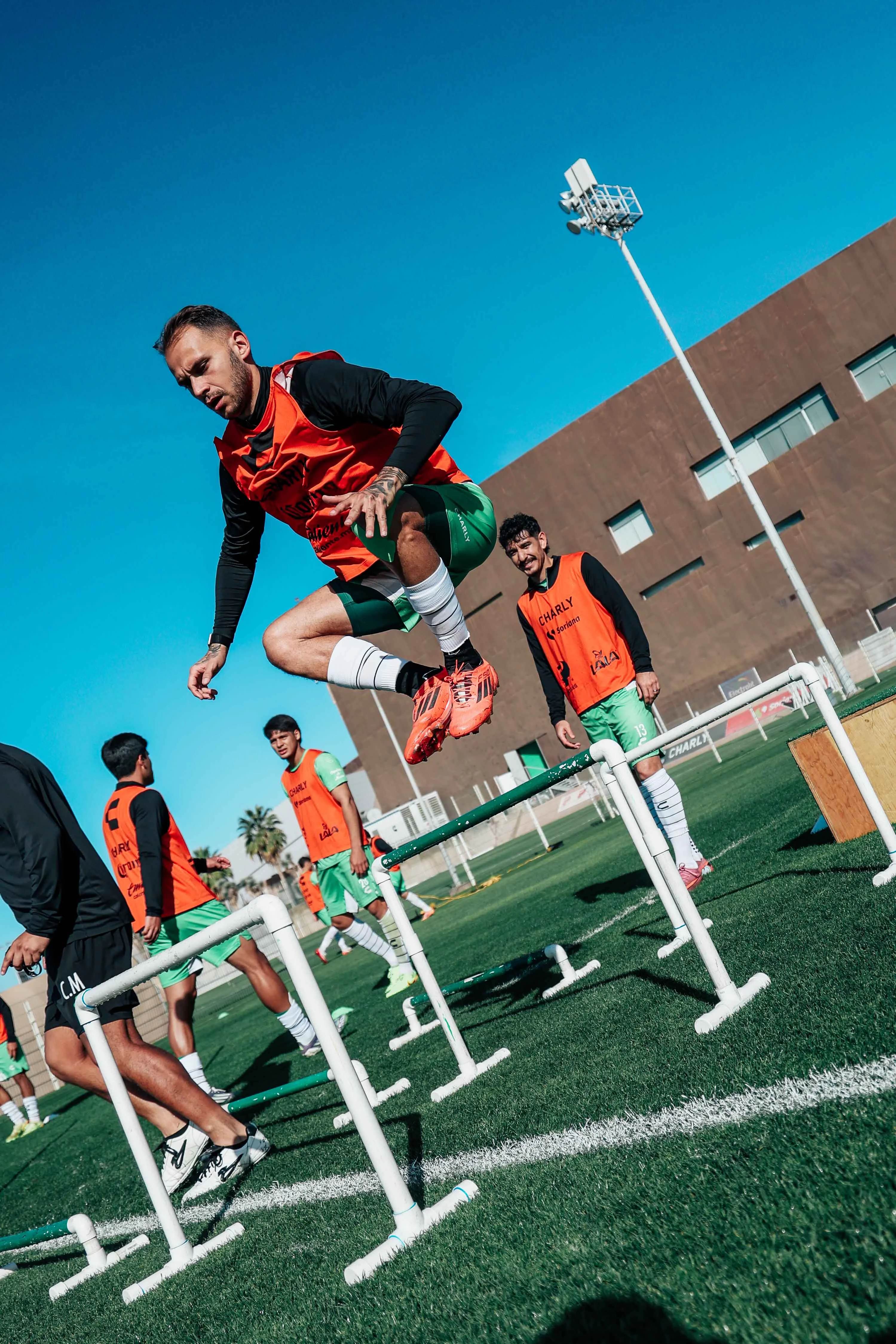 El mediocampista español destacó una mejoría en el plantel con las nuevas incorporaciones