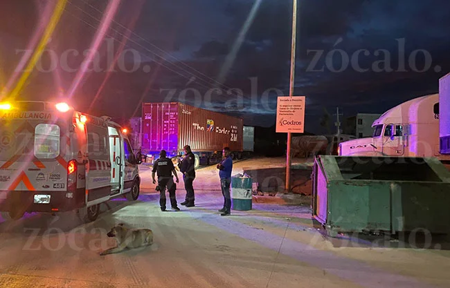 El conductor viajaba solo a bordo del tractocamión luego de haber transportado contenedores a una empresa en Saltillo.