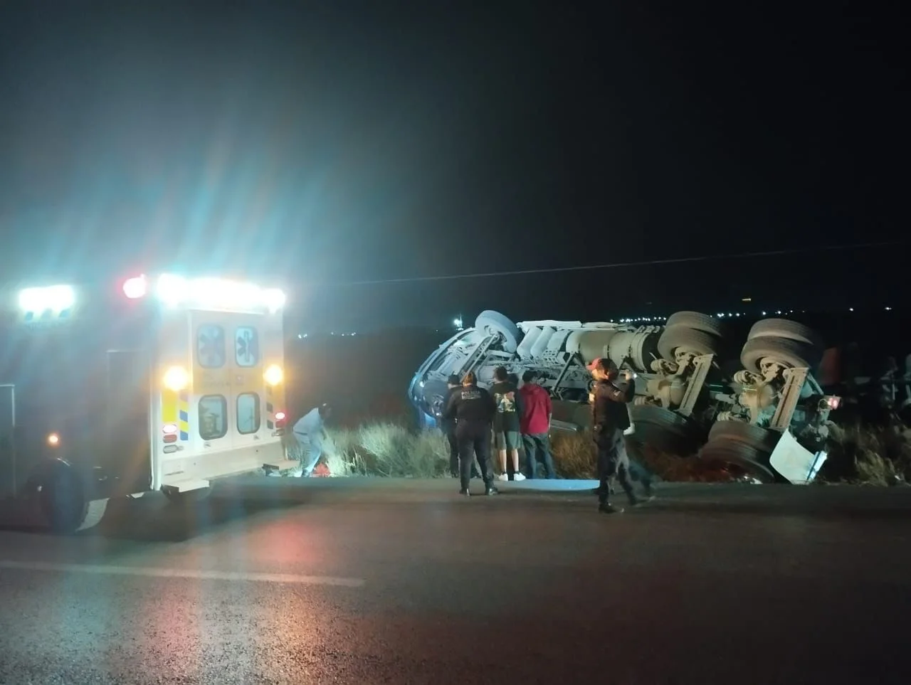Pipa de leche volcó en la carretera Torreón-San Pedro; el conductor resultó ileso tras el accidente registrado en el ejido Hormiguero.
