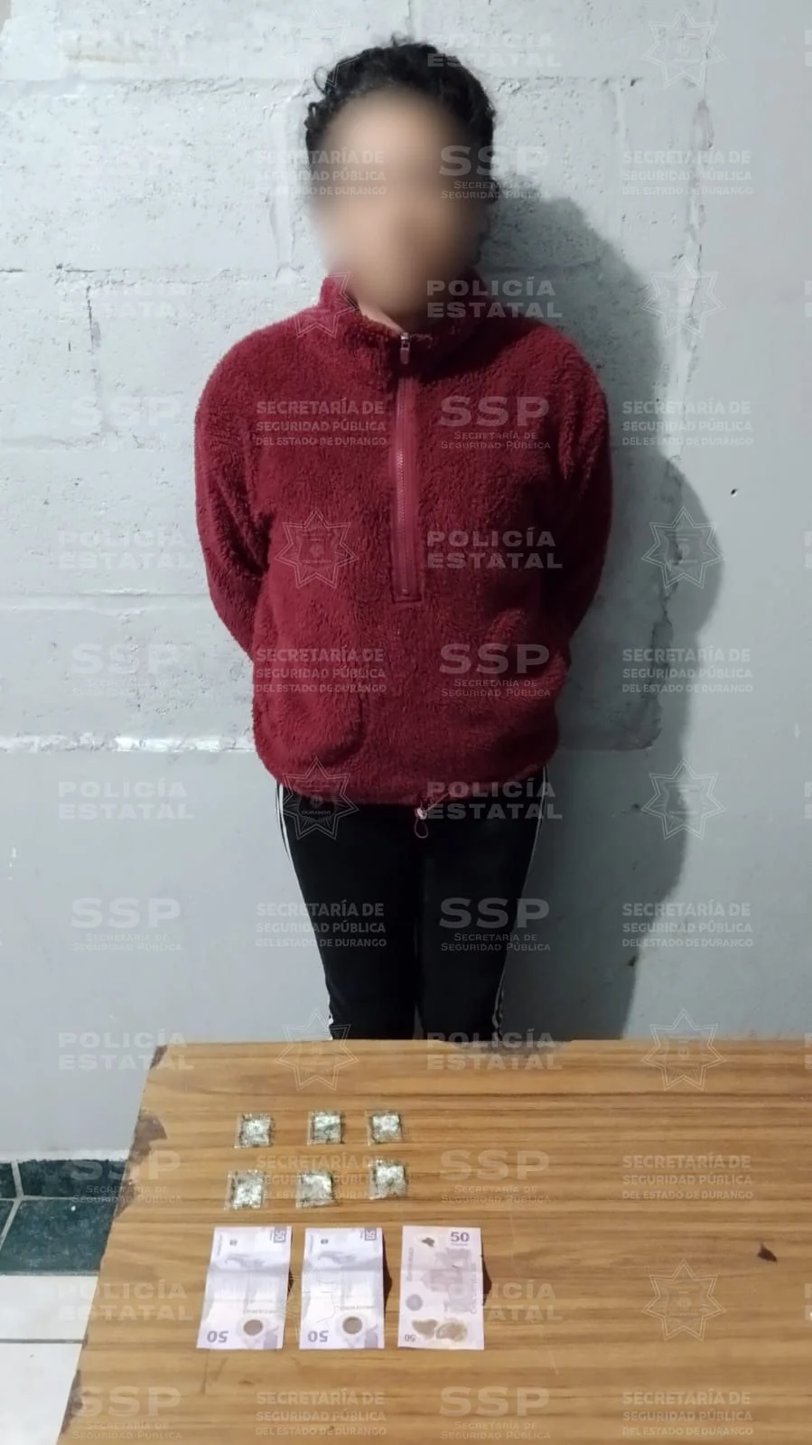 Policía Estatal asegura droga tipo cristal y detiene a tres personas durante operativo en colonia de Gómez Palacio.