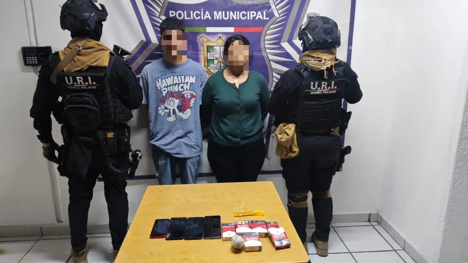 Pareja es detenida tras robar con arma blanca en tienda Oxxo de Gómez Palacio. Recuperan celulares y mercancía sustraída.