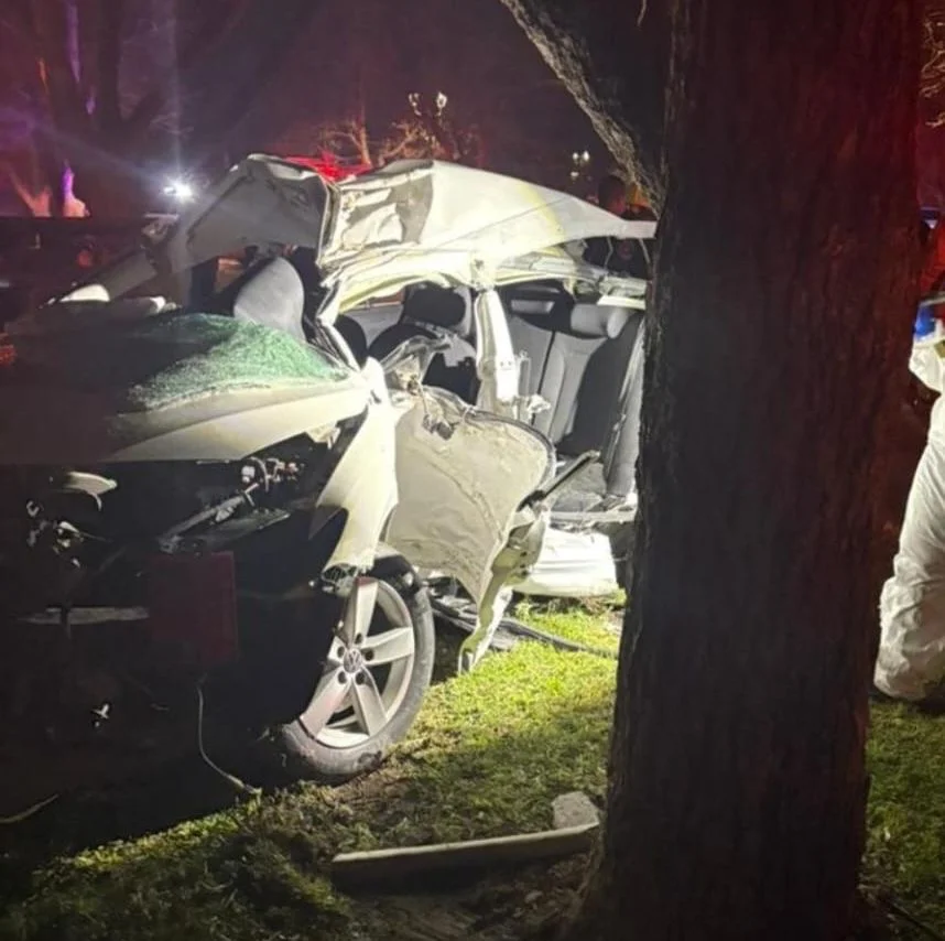 Accidente fatal en Torreón: una niña de 12 años muere y otra de 15 queda grave tras choque contra un árbol. El vehículo circulaba a alta velocidad.