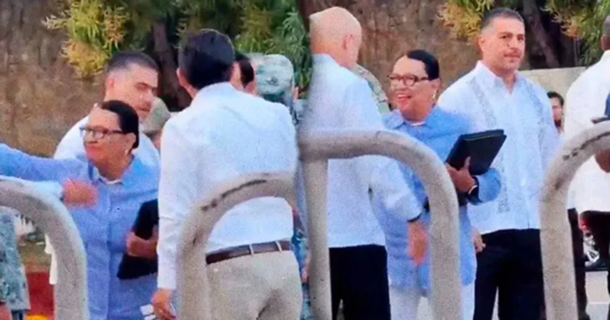 Testigos presenciales y cronistas políticos destacaron que, desde el inicio del protocolo, la comunicación entre ambos funcionarios fue inexistente