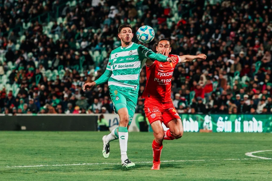 Los albiverdes se quedaron con 10 hombres por la expulsión del capitán Javier Abella