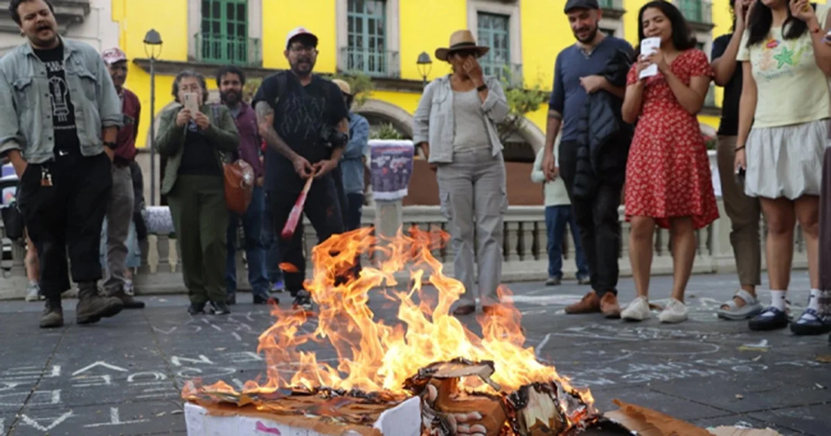 Un grupo de personas se manifestó en la capital veracruzana para expresar su rechazo a la presunta intervención de Estados Unidos en Venezuela.