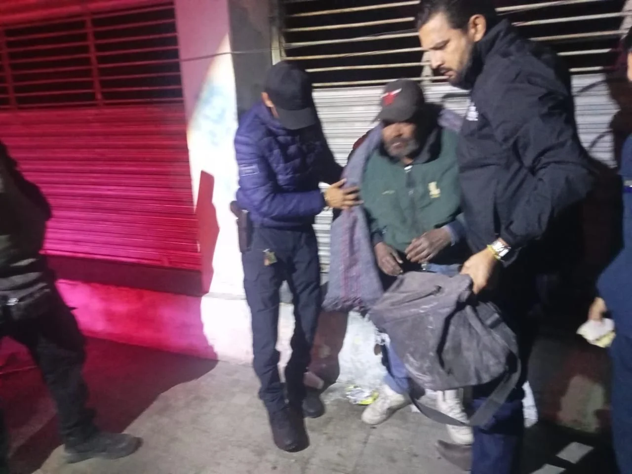Autoridades de Saltillo trasladan a 16 personas en situación de calle a albergues municipales por bajas temperaturas, brindándoles refugio y alimento.