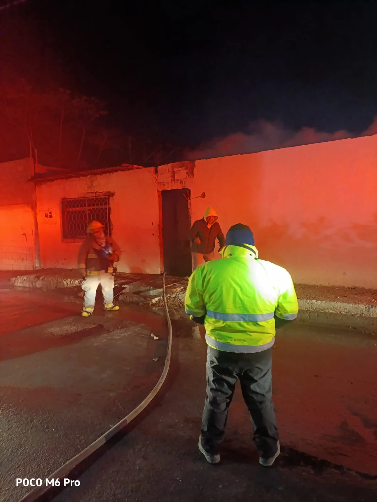 Dos hombres logran escapar ilesos tras incendio en su vivienda en la colonia Luis Donaldo Colosio; se presume un corto circuito como causa.