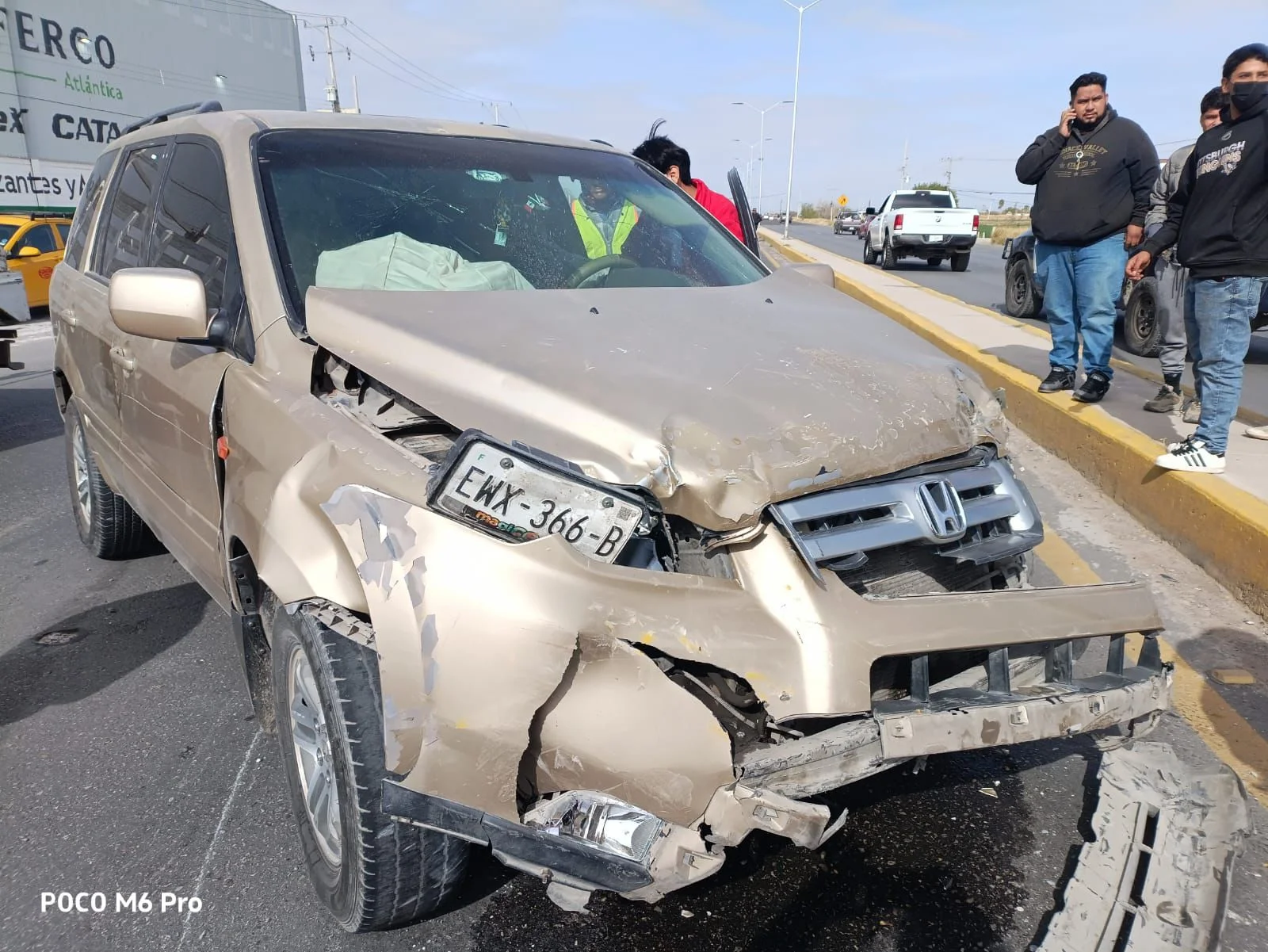 Choque en carretera Torreón-San Pedro deja tres lesionados; conductores fueron trasladados a hospital.