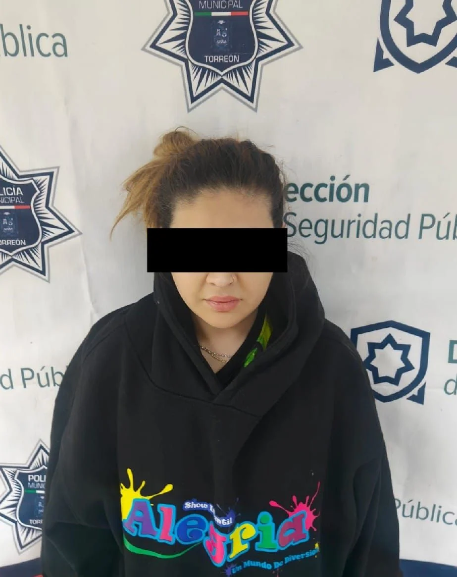 Mujer detenida en la colonia Moctezuma tras intentar agredir a su esposo y suegra. Agentes de Seguridad Pública intervinieron tras llamado de auxilio.