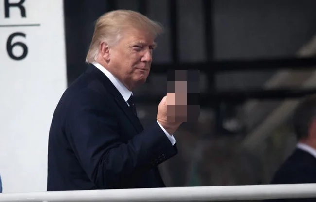 Sin resumenEl presidente Donald Trump fue grabado este martes haciendo un gesto obsceno a alguien que lo abucheaba durante una visita a una fábrica, una respuesta considerada "apropiada" por la Casa Blanca.