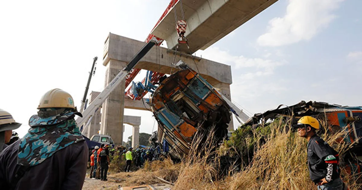 Suman 32 fallecidos y decenas de heridos tras caer una grúa sobre un tren en Tailandia