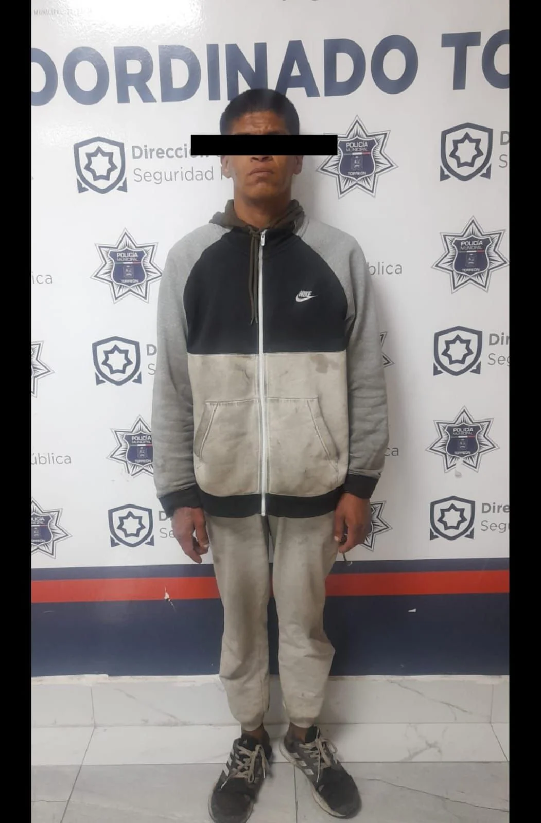 Agentes municipales detienen a sujeto que agredía un comercio en el Centro de Torreón. El hombre, de 32 años, fue hallado en estado de alteración y agredió verbalmente a los oficiales.