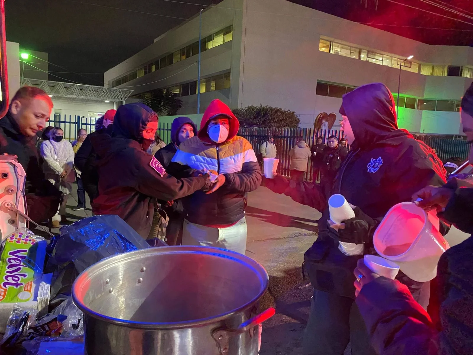 Policía de Torreón entrega alimentos calientes a familiares de pacientes en hospitales, como parte de acciones de apoyo social durante la temporada invernal.