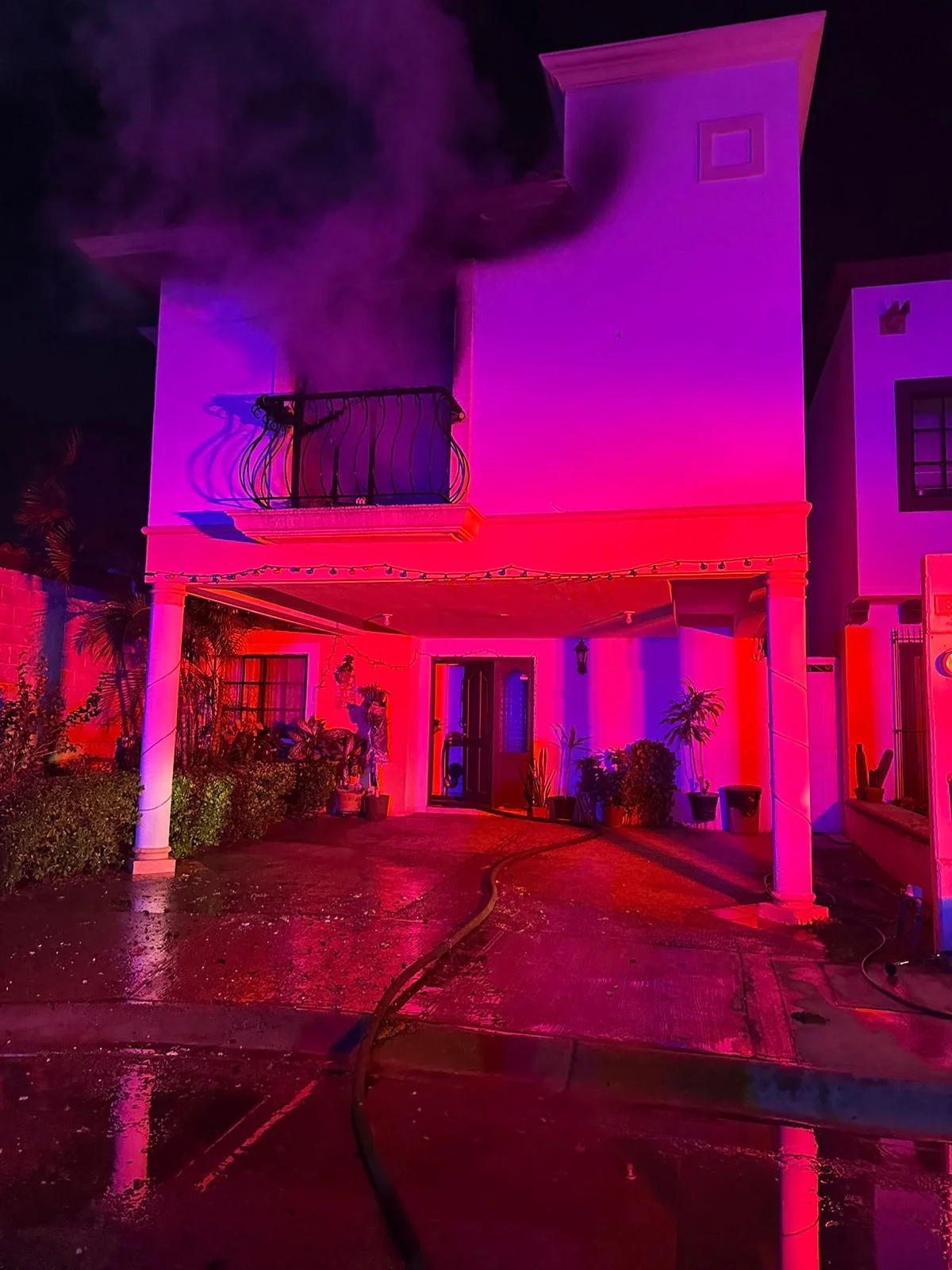 Incendio consume dos veces la misma vivienda en Quintas Campestre durante la madrugada. Bomberos acudieron en ambas ocasiones sin reportar lesionados.