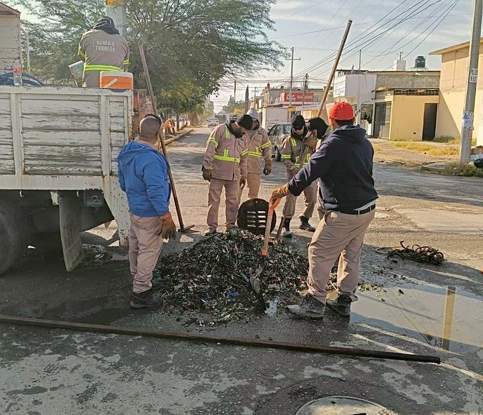 Tapas de plástico obstruyen alcantarilla en Torreón. SIMAS retira miles de taparroscas que bloqueaban red sanitaria en colonia Las Torres.