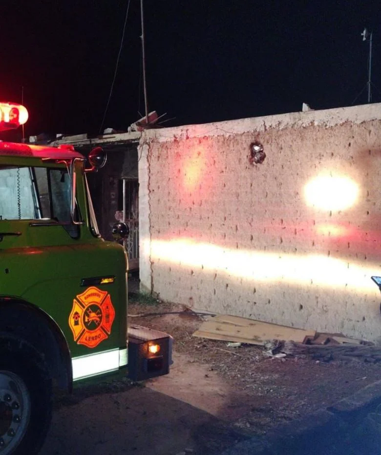 Incendio consume habitación en vivienda de Villa La Loma; los propietarios no se encontraban en el lugar. Bomberos de Lerdo controlaron el siniestro.