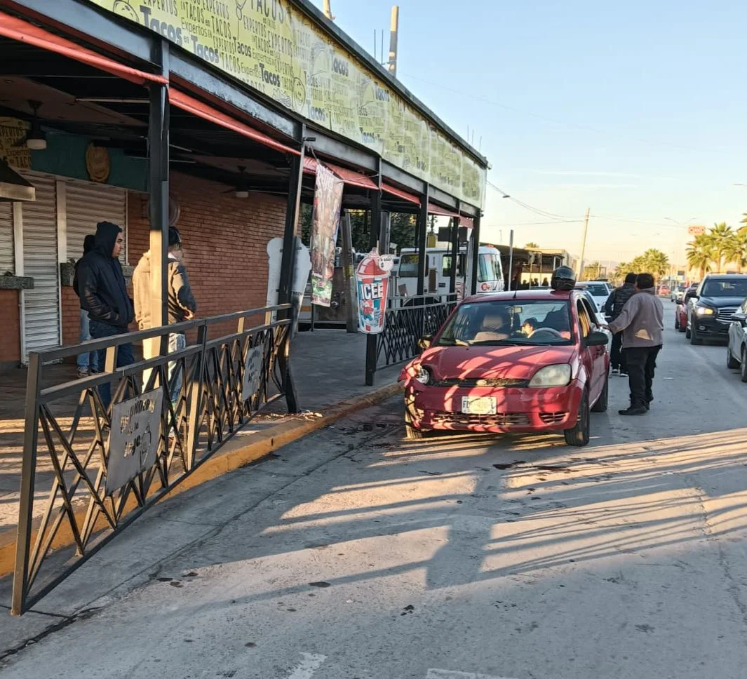 Accidente vehicular daña local comercial en Torreón; no se reportan personas lesionadas. Cuerpos de emergencia atendieron el siniestro.