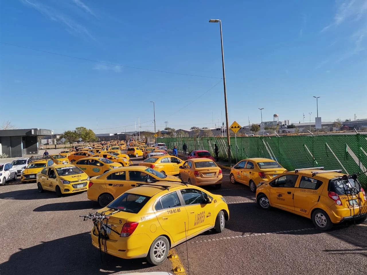 Taxistas exigen regularización de vehículos de plataforma; acusan competencia desleal