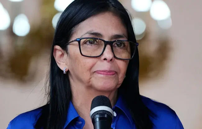 La presidenta interina, en la mira de Trump, busca promover la inversión extranjera para mejorar calidad del país.