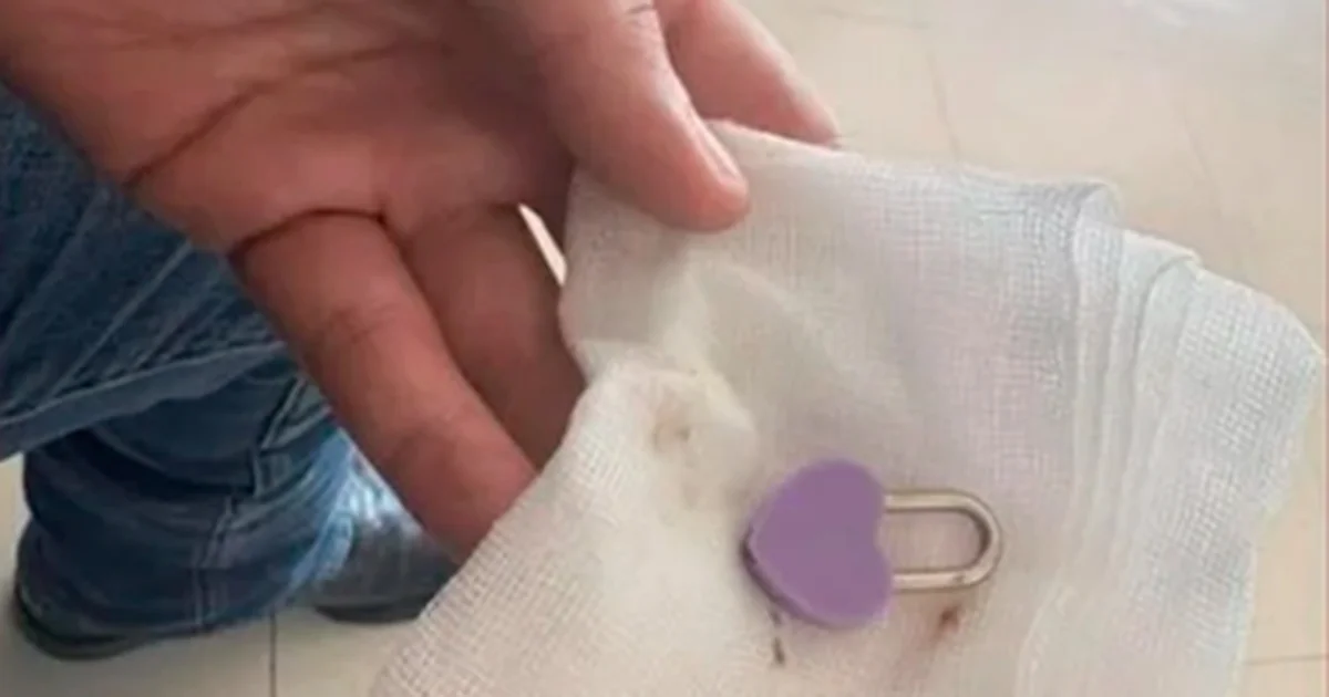 Sophia se encontraba en la escuela, se metió en la boca el candado de corazón y en un descuido se lo tragó pero no dijo nada hasta que se sintió mal