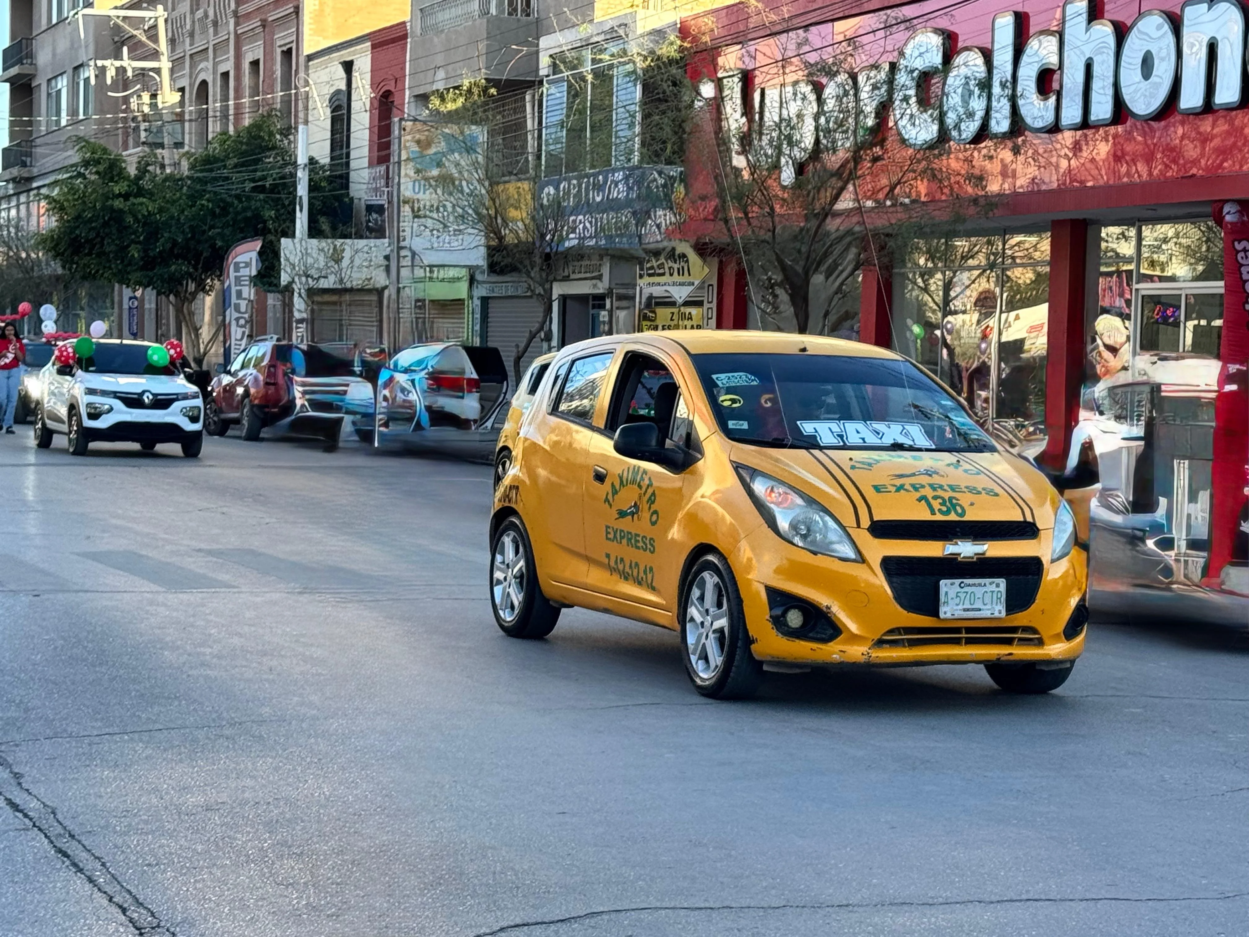 Alcaldía se reúne con transportistas para analizar ajuste de tarifas tras alza inesperada en el precio de los combustibles. Buscan acuerdo técnico y equilibrado.