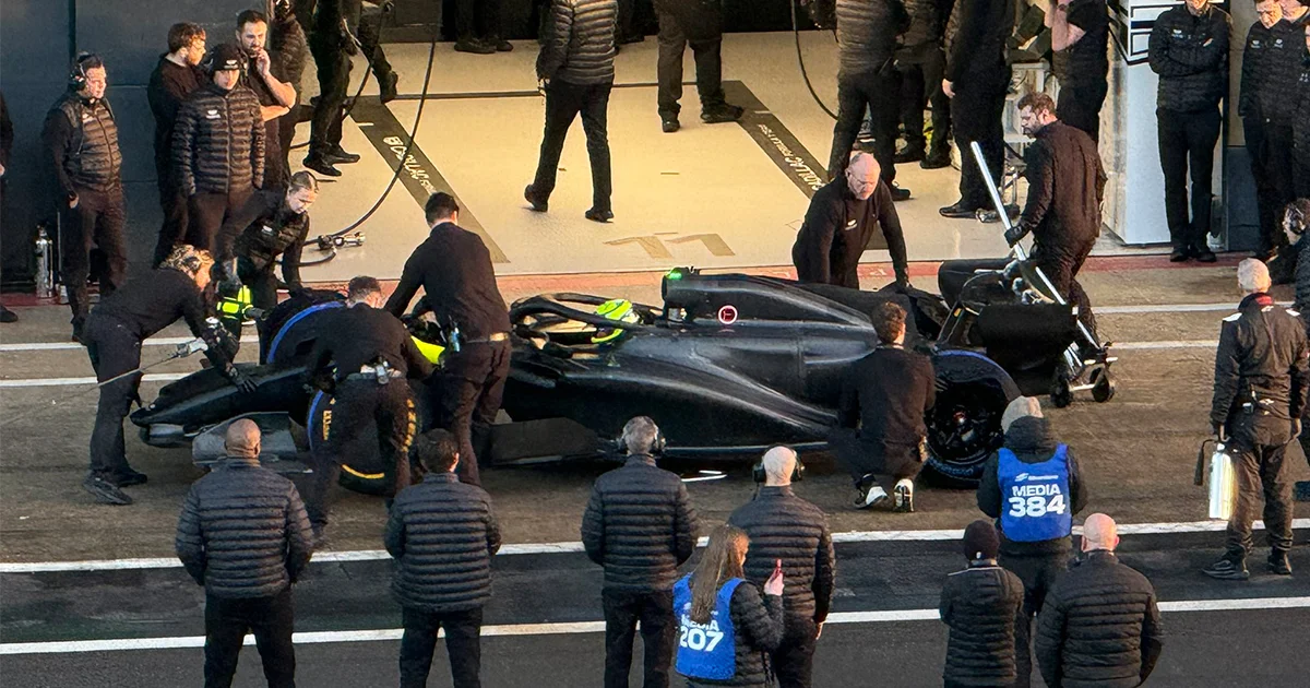Checo Pérez toma el volante por primera vez del monoplaza de debut de Cadillac en F1