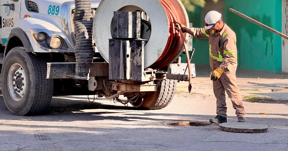 Cuidar el agua es tarea de todos, pero, ¿sabes qué hacer cuando hay una fuga de agua fuera de tu domicilio, o peor aún, un brote de aguas negras?