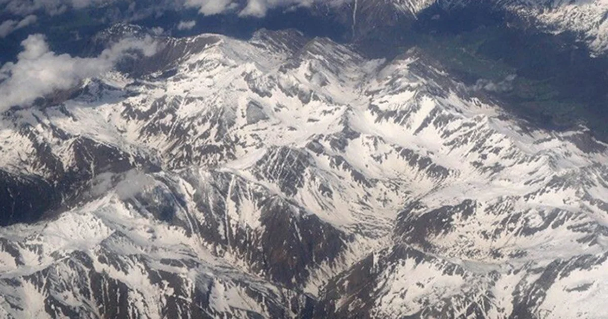 inco personas murieron este sábado al ser alcanzadas y arrastradas por dos avalanchas de nieve en los Alpes austríacos