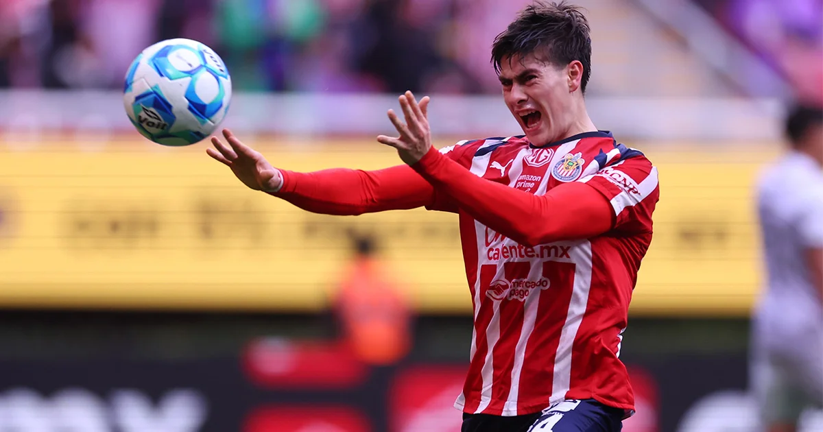 Armando González adelantó a Chivas en el primer tiempo frente a Gallos Blancos