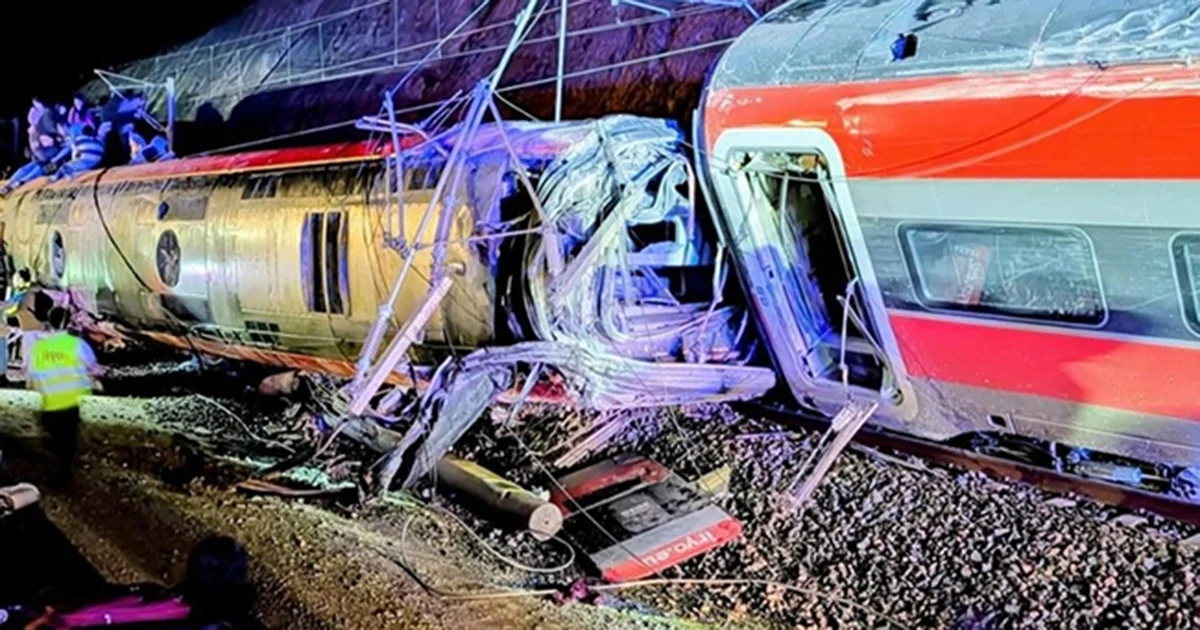 Dos trenes descarrilaron en la estación de Adamuz, en Córdoba, tras un incidente en los desvíos de entrada