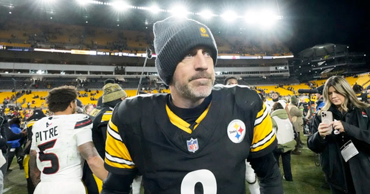 Steelers abiertos a seguir con Aaron Rodgers como QB, según fuentes