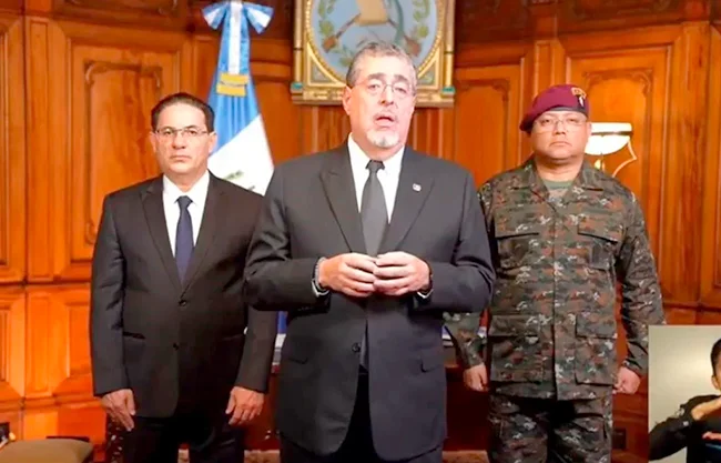 La tarde de este domingo, el Presidente de Guatemala, Bernardo Arévalo, declaró estado de sitio por 30 días en todo el país, esto con el objetivo de combatir a las pandillas Barrio 18 y a la Mara Salvatrucha (MS-13)