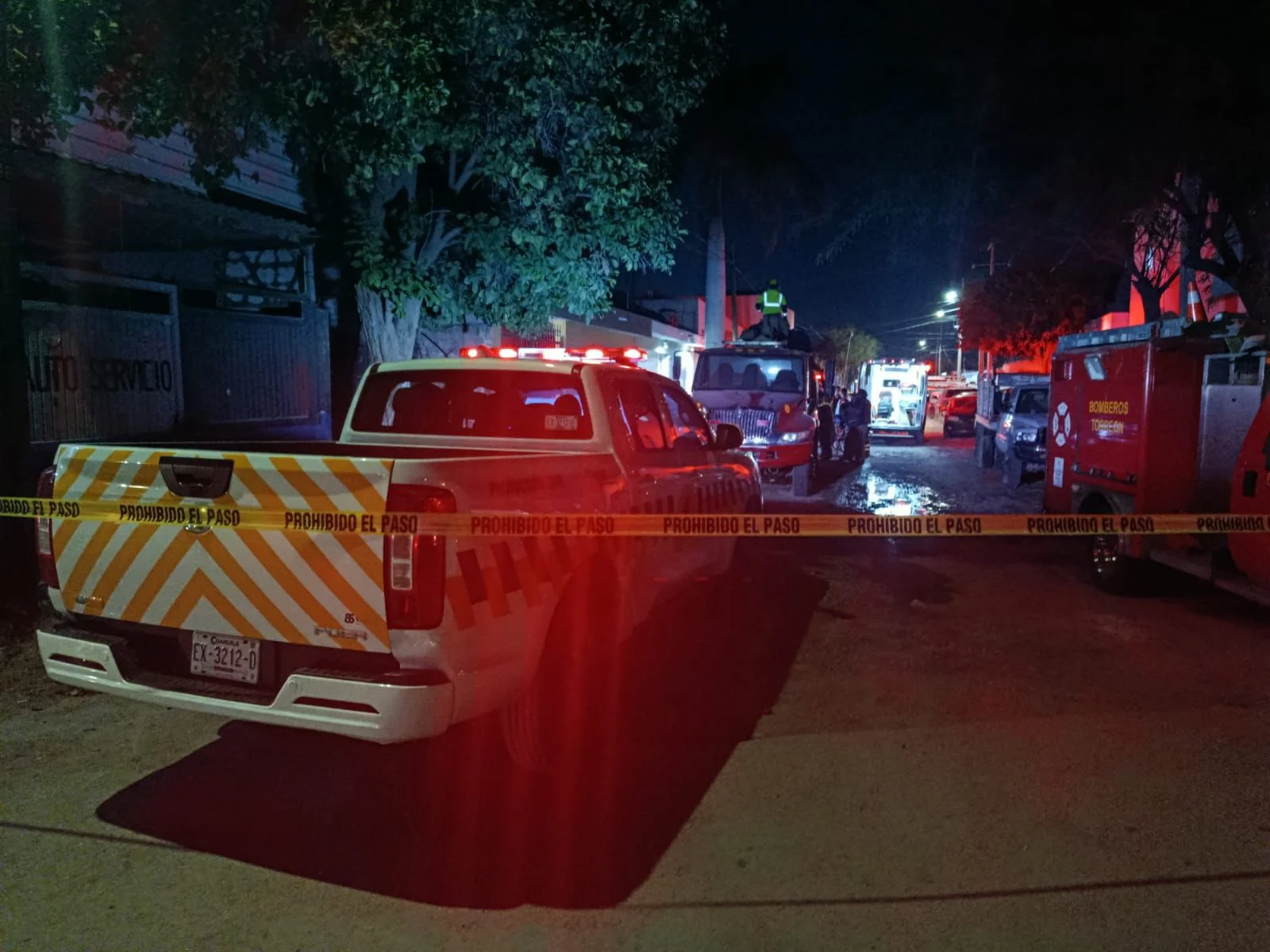 Dos empleados de Protección Civil resultaron intoxicados por gases al pintar el interior de una pipa de agua en Torreón. Ambos fueron hospitalizados.