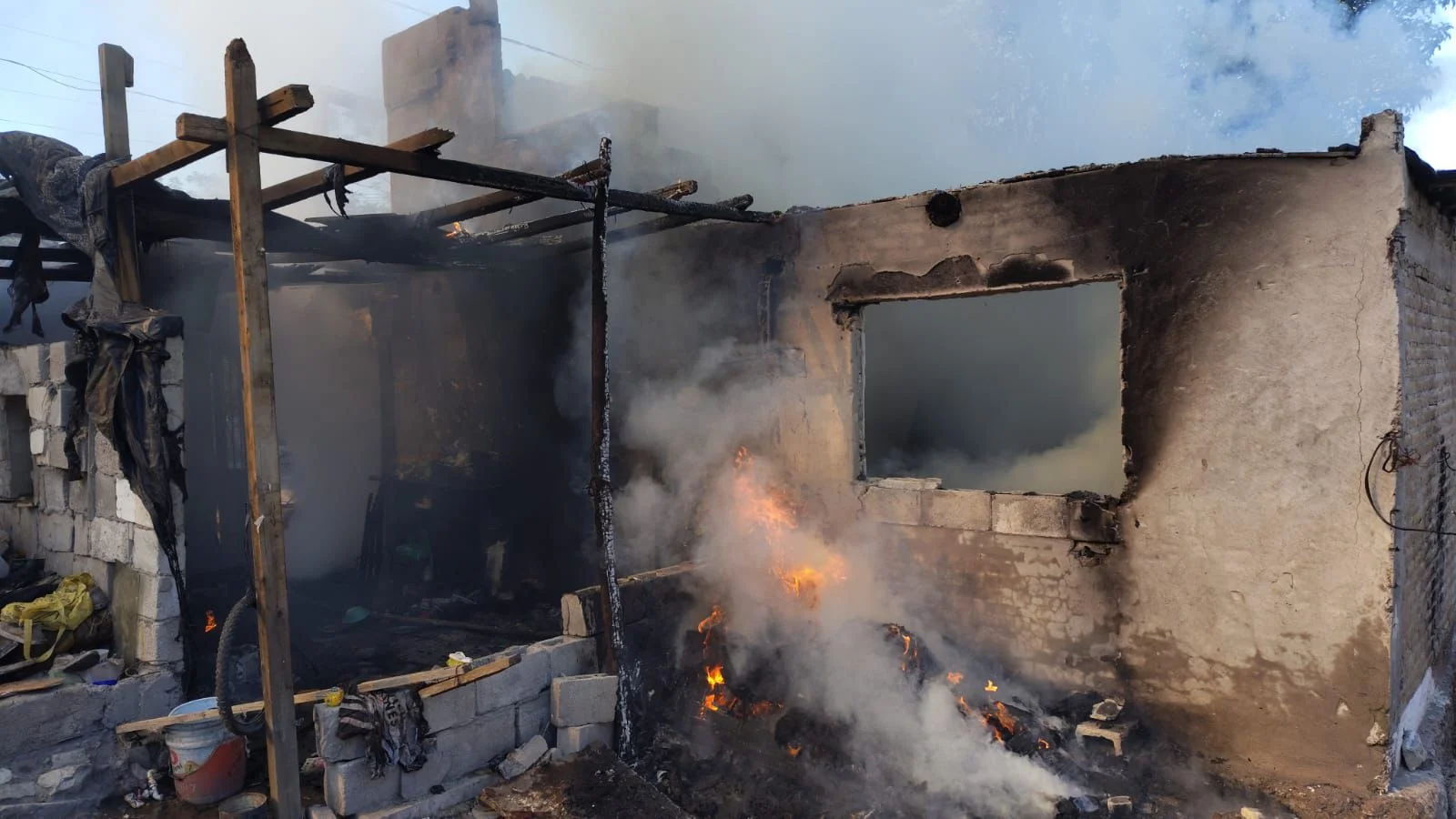Incendio en vivienda de Lerdo moviliza a Protección Civil. Bomberos controlan las llamas tras sofocar el fuego con miles de litros de agua.