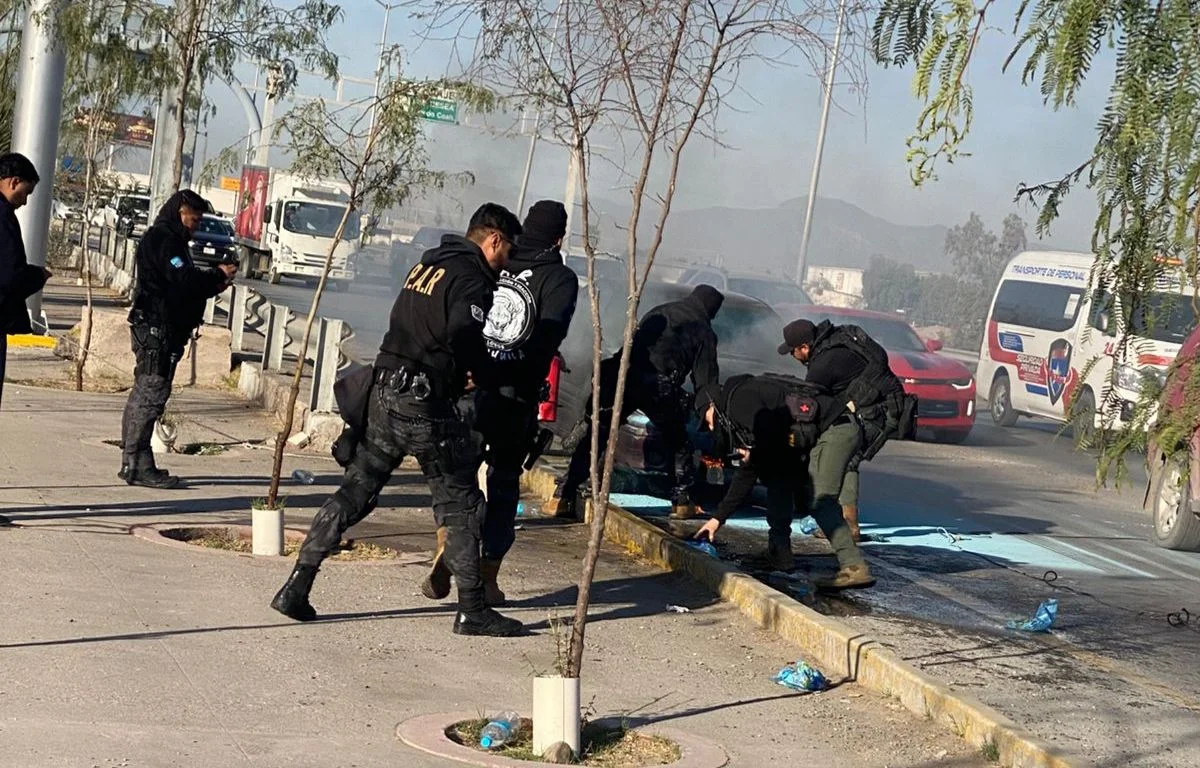 Vehículo se incendia en el puente Solidaridad, entre Gómez Palacio y Torreón. El conductor logró salir ileso; bomberos y policía controlaron la emergencia.