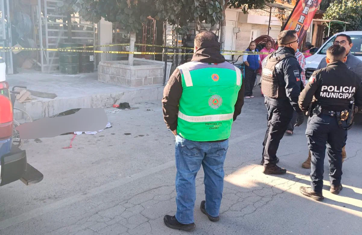 Hallan sin vida a un hombre en situación de calle sobre la calzada Moctezuma, en la colonia Francisco Villa de Torreón. Autoridades investigan las causas.