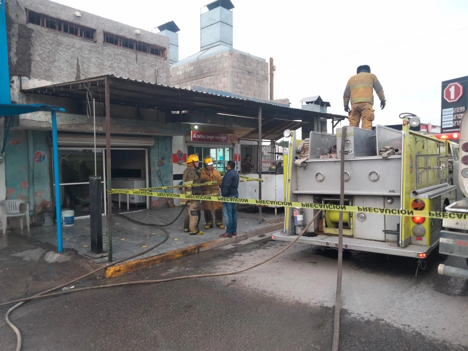 Incendio en pollería de Lerdo por acumulación de grasa en campana. Bomberos sofocaron rápidamente el fuego sin reportar heridos.