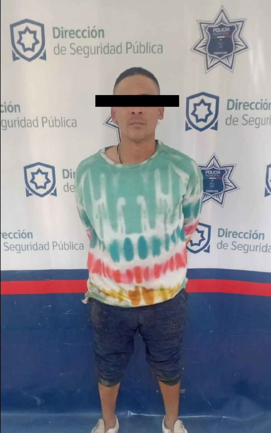 Agente municipal asegura a hombre de 29 años por presunta agresión física y verbal contra su padre de 60, en colonia La Dalia de Torreón.