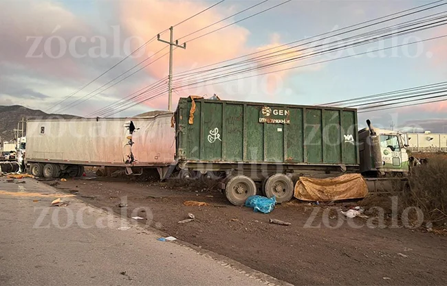 Muere chofer de camión recolector tras violento choque contra tráiler en Derramadero