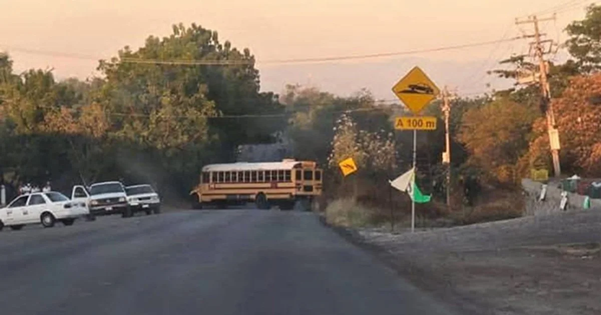 Los bloqueos carreteros se reportan en los poblados de Chandio y El Recreo, en Apatzingán; así como en Cenobio Moreno, en Buenavista Tomatlán